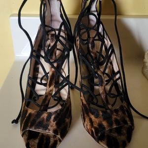 Vince Camuto Beautiful leopard print shoes in great condition. 7.5